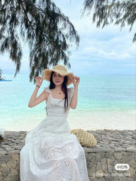 Đầm maxi dây mảnh diện cùng mũ cói và túi tote cói