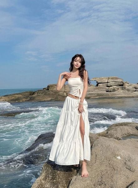 Áo thun ôm vừa phối cùng chân váy midi xẻ tà