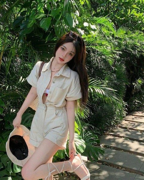 Outfit đi dã ngoại nữ mùa hè - Jumpsuit short phối sandal