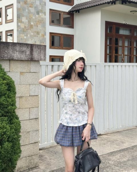 Outfit đi dã ngoại nữ mùa hè - Áo tank top phối chân váy chữ A