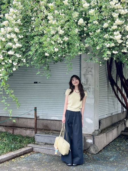 Outfit đi dã ngoại nữ mùa hè - Áo thun basic phối quần jeans ống suông