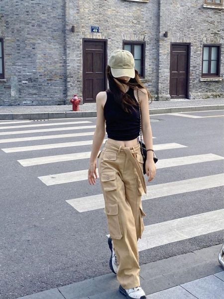 Outfit đi dã ngoại nữ mùa hè - Croptop phối quần cargo