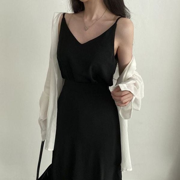 Outfit đi đám cưới cho nữ - Đầm suông tối giản + dây chuyền mảnh