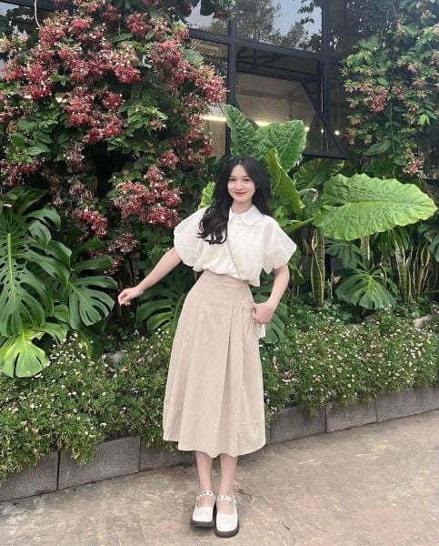 Outfit đi đám cưới cho nữ - Sơ mi trắng + chân váy midi xếp ly