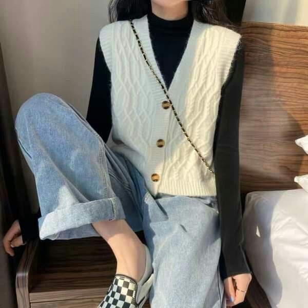 Outfit đi Tà Xùa - Áo thun ôm đi cùng gile len và quần jeans xanh đậm