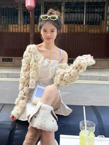 Outfit đi Tà Xùa - Đầm len ôm nhẹ phối cùng áo khoác dạ ngắn và túi phom cứng