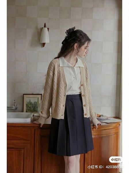 Outfit đi Tà Xùa - Sơ mi trắng kết hợp với chân váy xếp ly và cardigan vai rơi