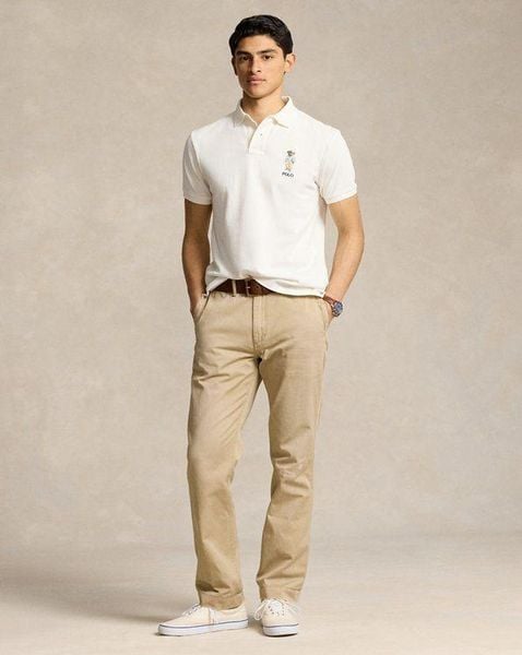 Outfit đi Tà Xùa - Polo dệt kim đi cùng quần chinos và sneaker trắng