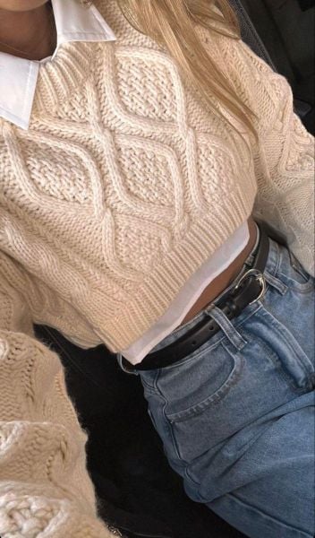 Outfit đi Tà Xùa - Áo len cổ tròn phối cùng sơ mi layer và quần jeans tối màu