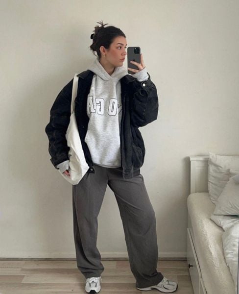 Outfit đi Tà Xùa - Áo hoodie gọn phối cùng quần jogger nỉ và áo khoác gió nhẹ