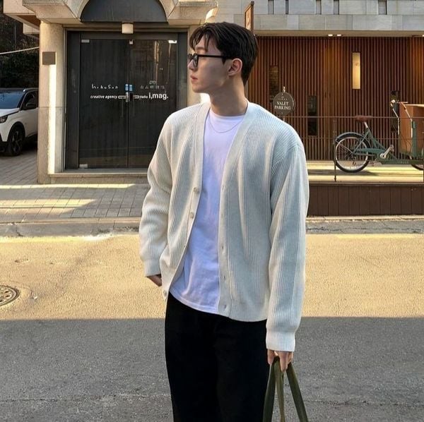 Outfit đi Tà Xùa - Cardigan nam đi cùng áo thun trơn và quần tây cropped