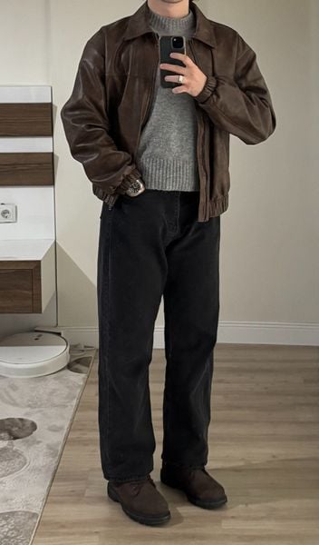 Outfit đi Tà Xùa - Áo cổ lọ mỏng phối cùng áo khoác da và quần ống đứng