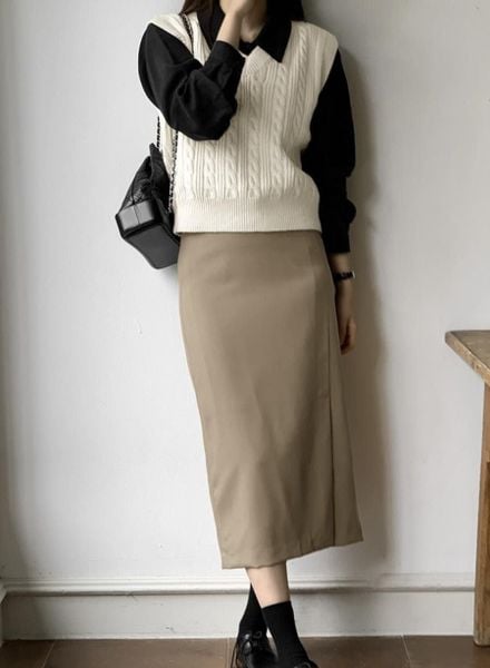 Outfit đi Tà Xùa - Áo len mỏng phối cùng chân váy midi và boots cổ ngắn