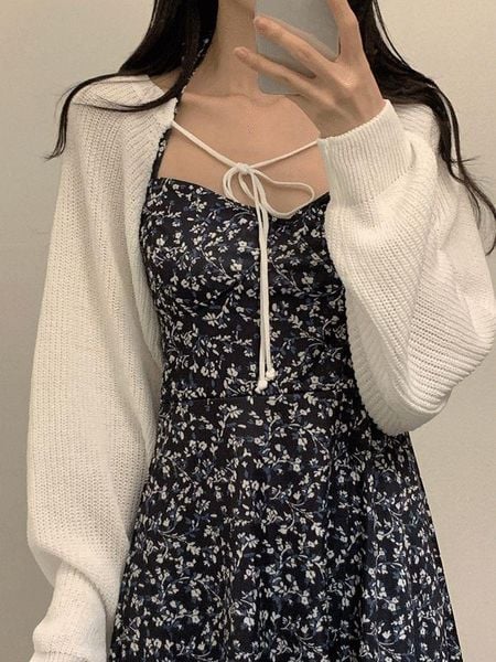 Outfit đi Tà Xùa - Cardigan dáng ngắn kết hợp với đầm hai dây và sneaker trắng