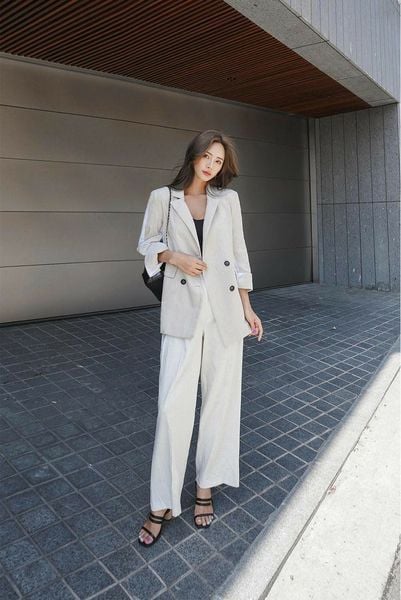 Outfit đi Tà Xùa - Blazer không cấu trúc phối cùng áo thun trơn và quần tây suông