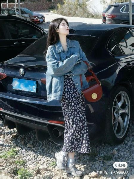 Outfit đi Tà Xùa - Áo khoác denim đi cùng váy hoa nhí và loafer mũi gọn