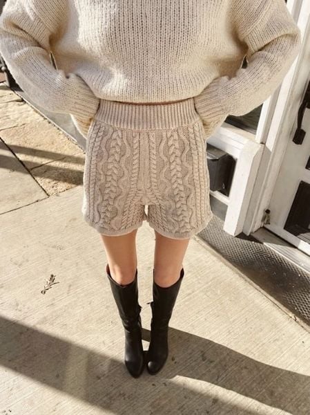 Outfit đi Tà Xùa - Sweater trung tính kết hợp với quần short dạ và boots cao gối