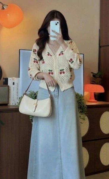 Phối đồ với túi xách - Áo cardigan + chân váy dài + túi baguette