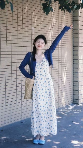 Phối đồ với túi xách - Váy hoa nhí + cardigan mỏng + túi cói/canvas