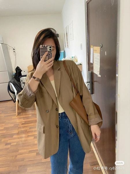 Phối đồ với túi xách - Blazer be + áo thun trơn + jeans xanh + túi đeo vai nâu