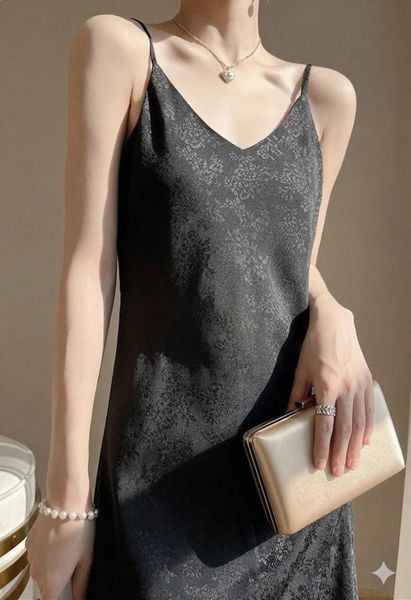 Phối đồ với túi xách - Váy suông tối màu + clutch nhỏ ánh kim nhẹ