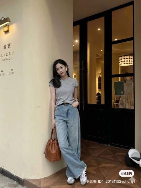 Phối đồ với túi xách - Áo thun basic + jeans ống đứng + túi bucket
