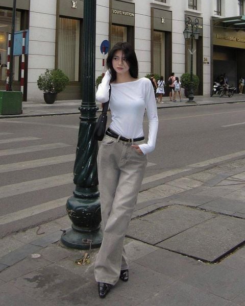 Quần jeans ống suông với áo thun dài tay