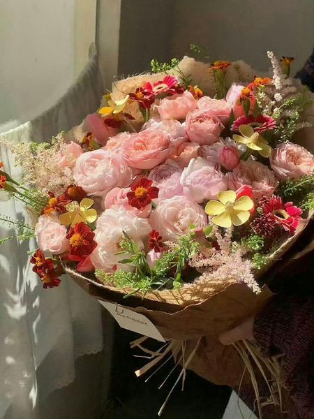 Tặng quà 20/10 cho người yêu hoa tươi và chocolate