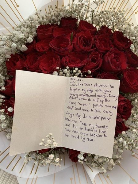 Quà 8/3 cho người yêu - Bó hoa đúng tone cô ấy thích + thiệp viết tay