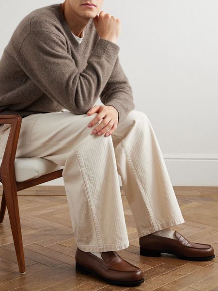 Quiet Luxury với loafer đen