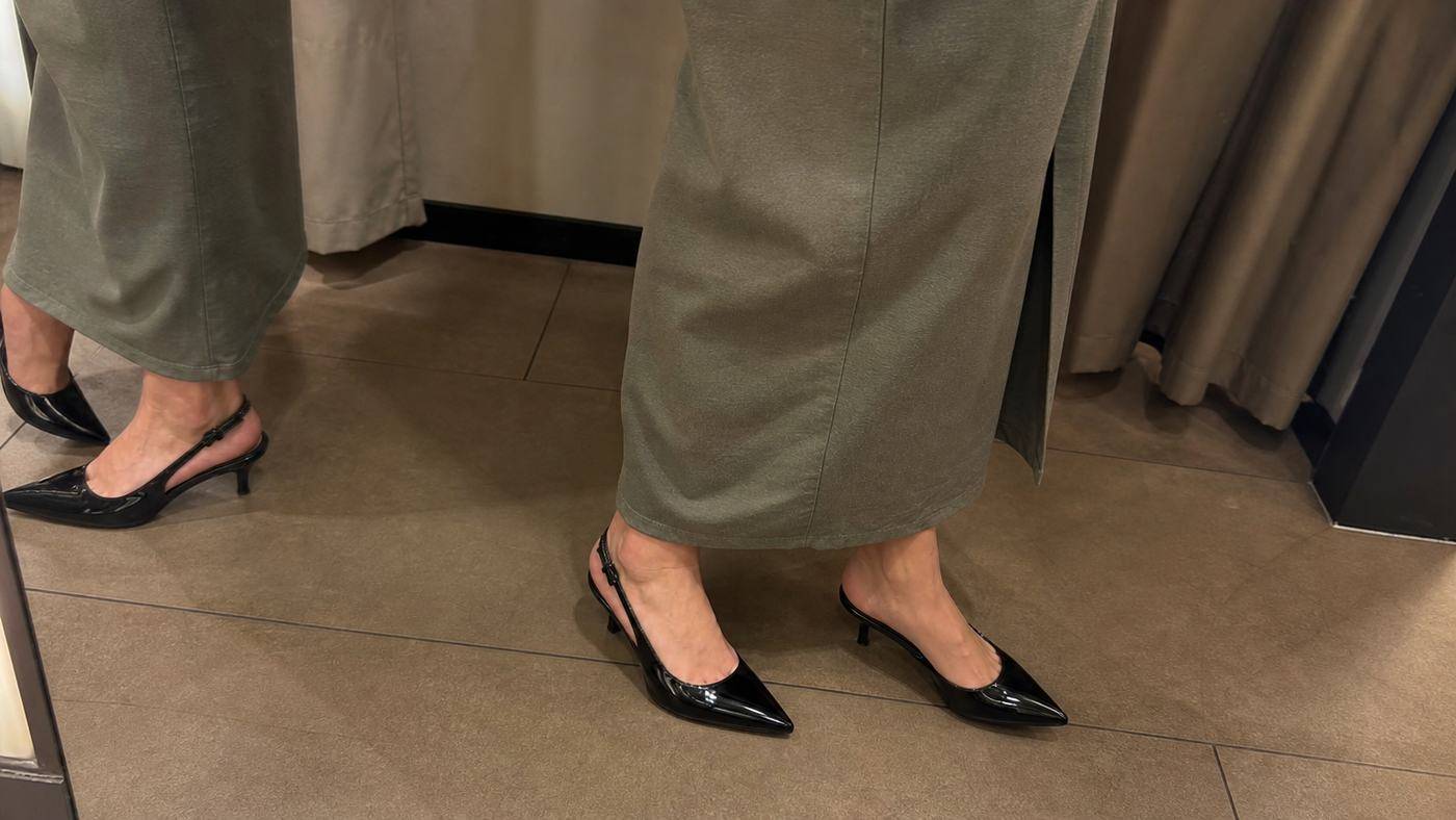 Slingback kitten heel có gót thấp mảnh và dễ đi hơn gót cao cổ điển