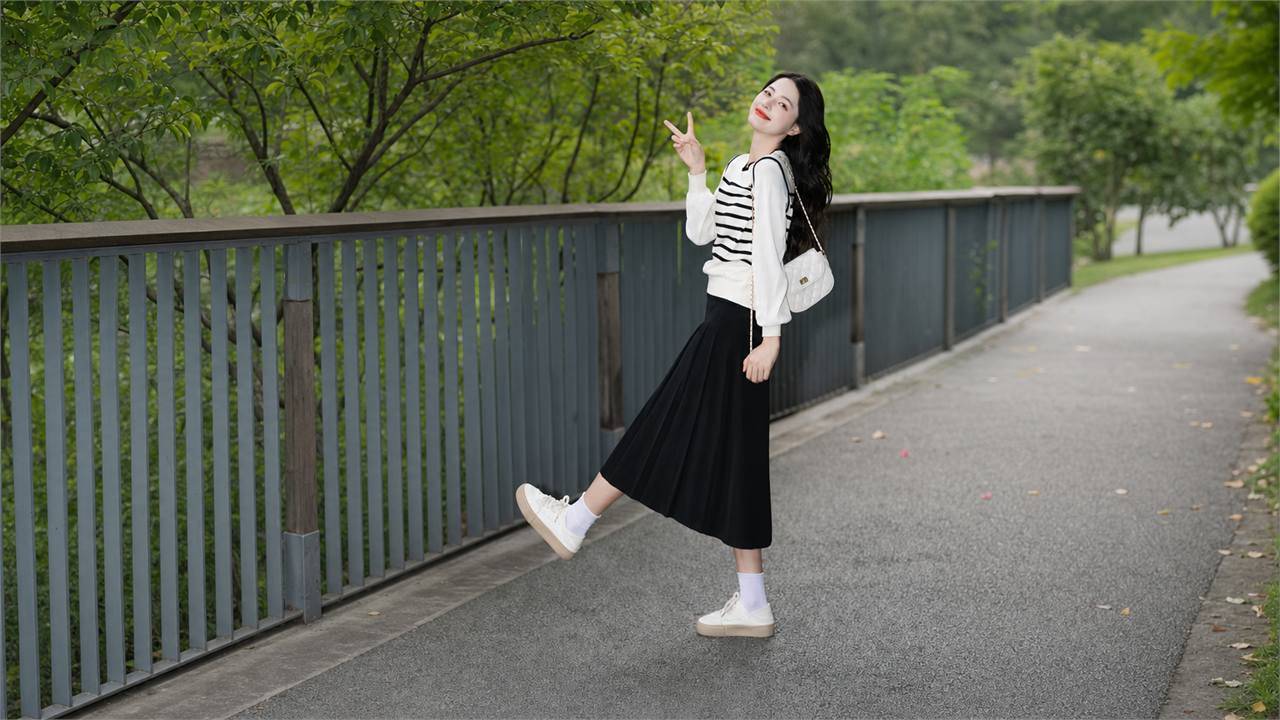 Váy midi ôm nhẹ gọn và trưởng thành