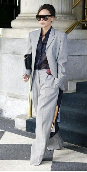 Victoria Beckham với bộ suit xám