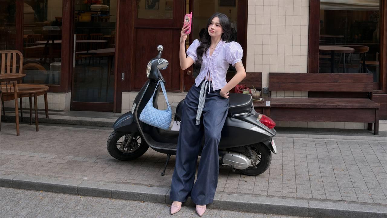 Áo tay phồng có thể mang tinh thần thanh lịch hiện đại hoặc preppy