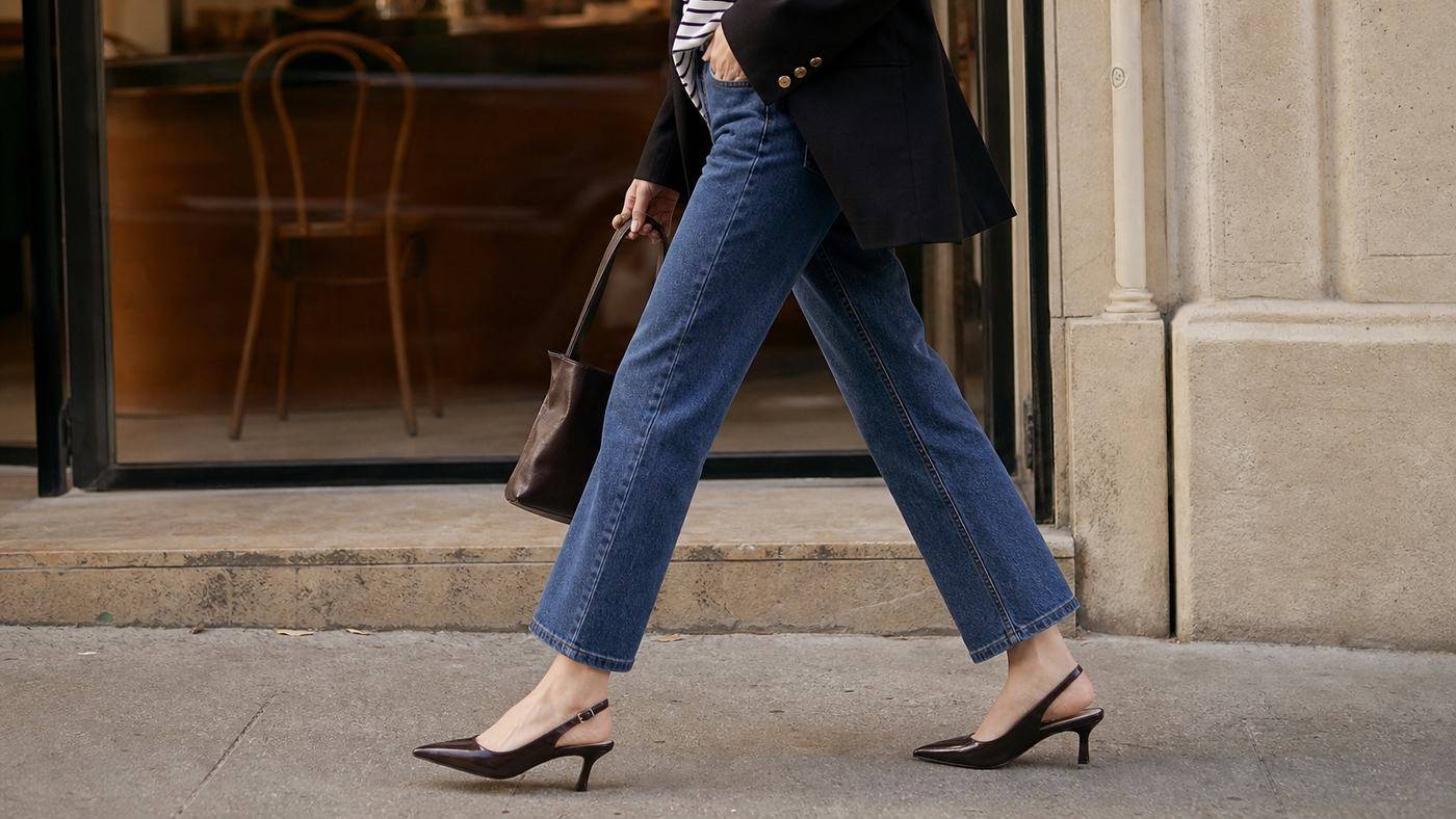 Phối slingback với quần jeans ống đứng hoặc ống suông gọn để outfit thanh hơn