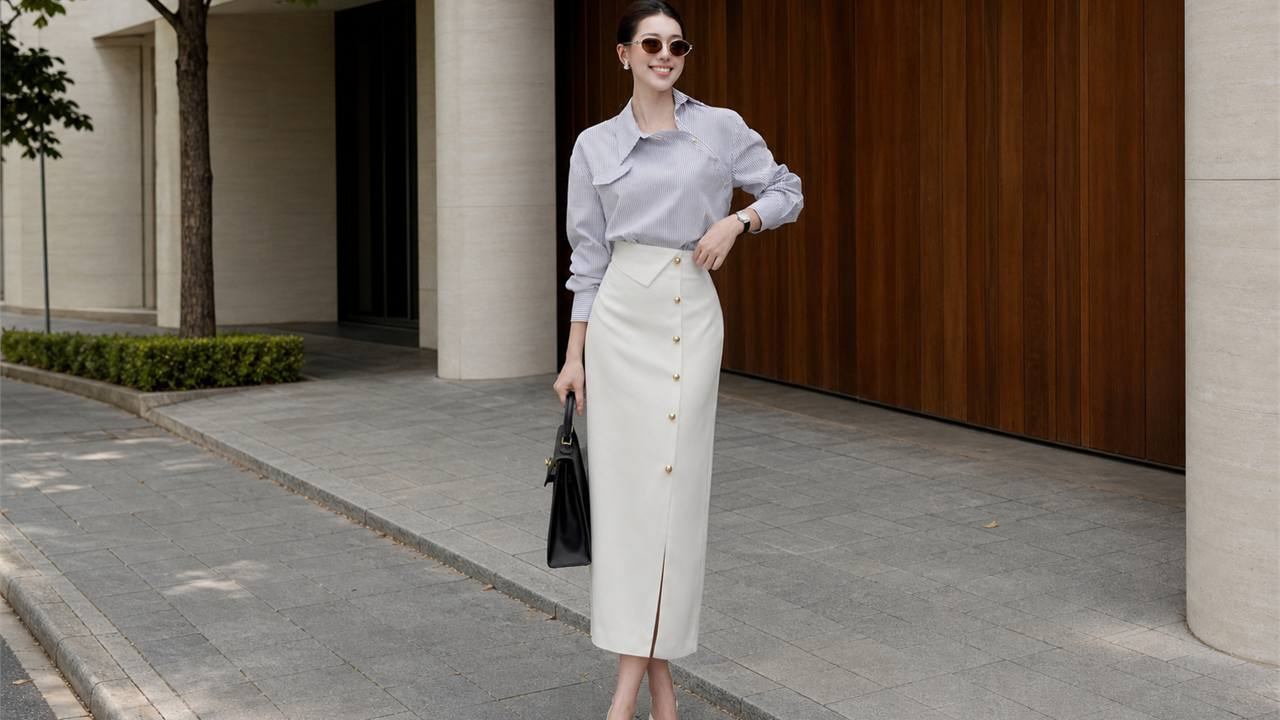 Váy bút chì dễ đổi phong cách chỉ bằng áo và giày