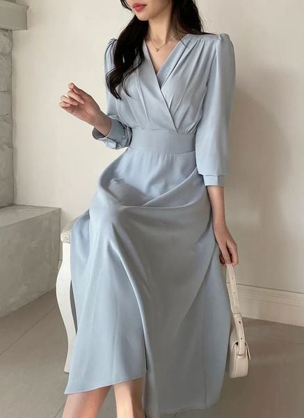 Đầm cổ V vừa phải, tay lỡ