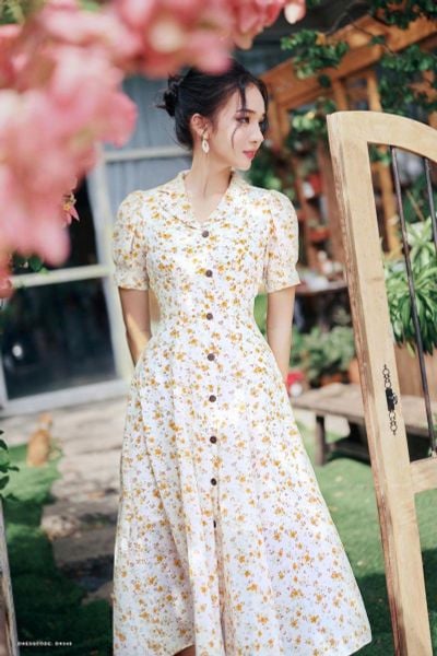 Đầm hoa nhí nền kem