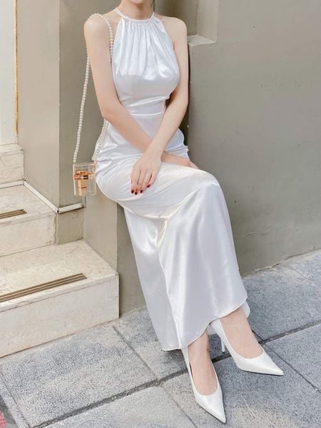 Đầm satin cổ yếm kín đáo