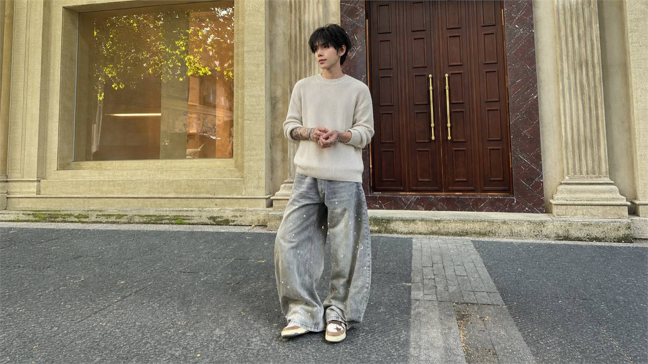 Phối quần jeans ống rộng nam với sweater hoặc knitwear mỏng để tạo chiều sâu