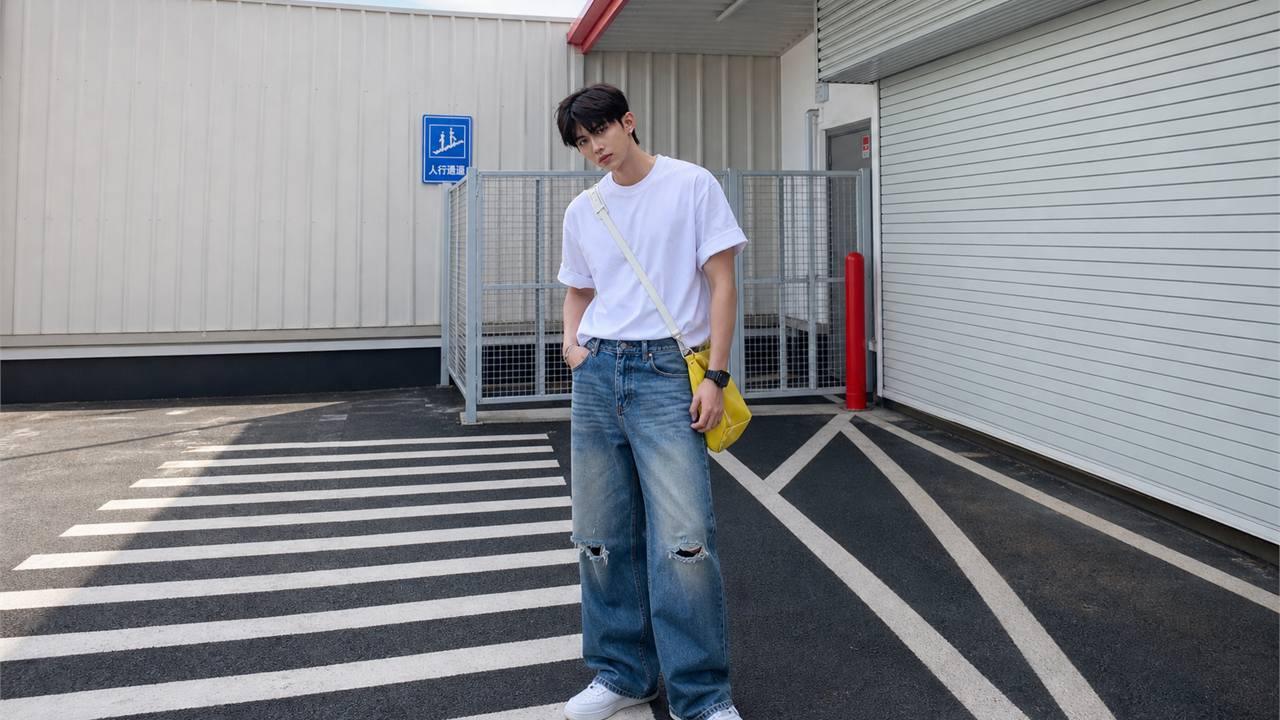 Outfit nam thường ngày với áo thun jeans và sneakers trắng