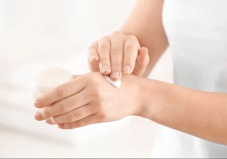 Test thử kem vào vùng da nhỏ trước khi dùng toàn thân