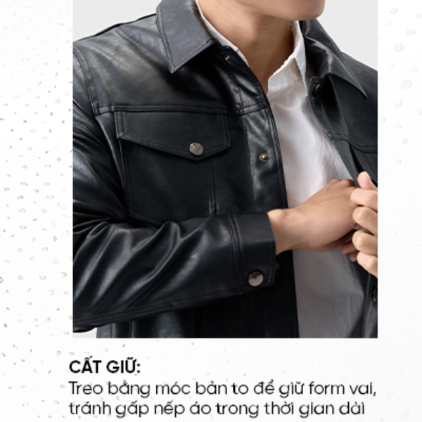 Bạn nên treo bằng móc bản to để giữ form vai