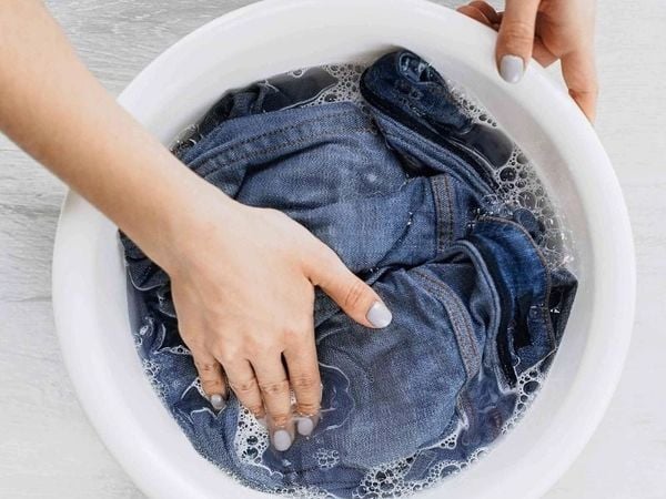 Giặt đồ denim bằng nước ấm là tuyệt chiêu đơn giản nhất