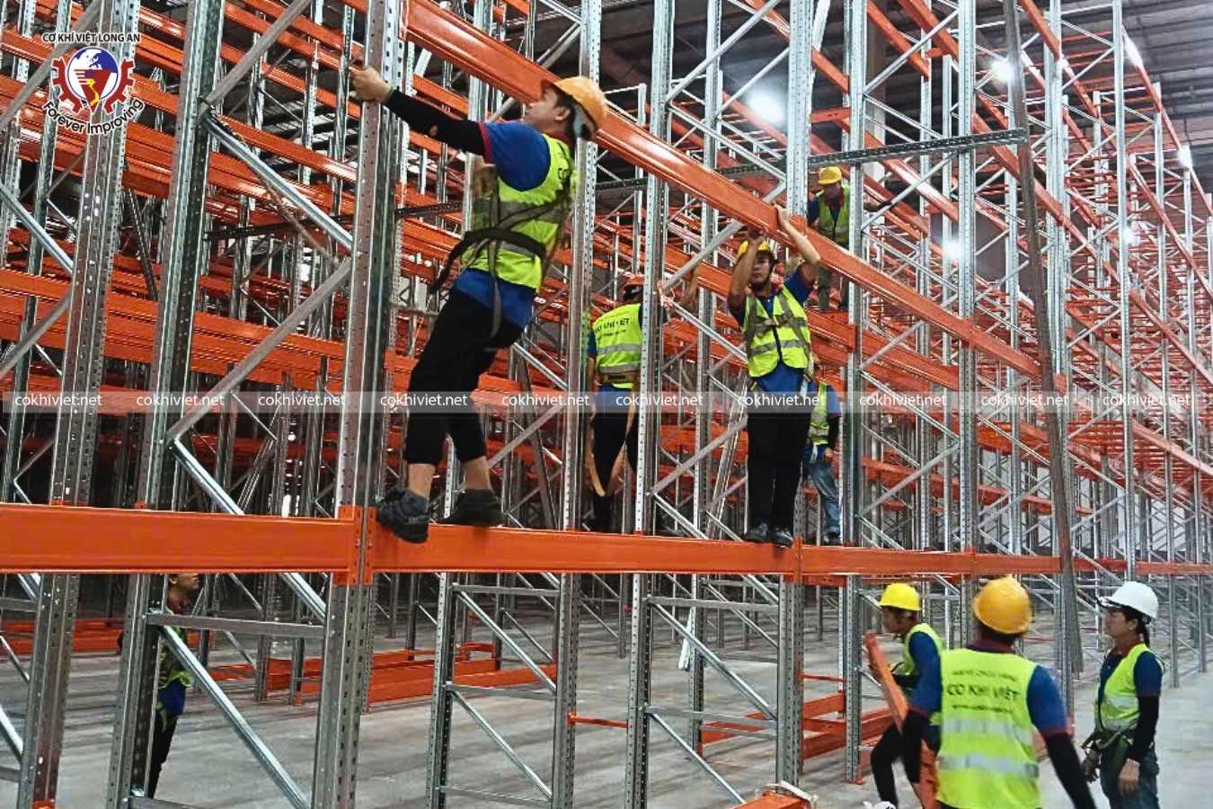 Quá trình lắp đặt kệ selective ngành logistics