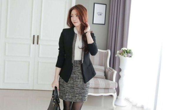 Phối túi xách với vest dáng dài