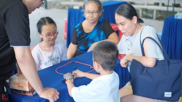 Gia-dinh-da-the-he-choi-board-game-viet-hoa