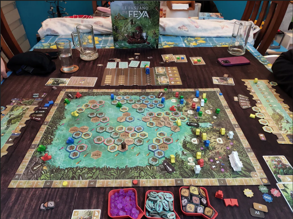 Thành phần board game Feya's Swamp với các clan board và meeple