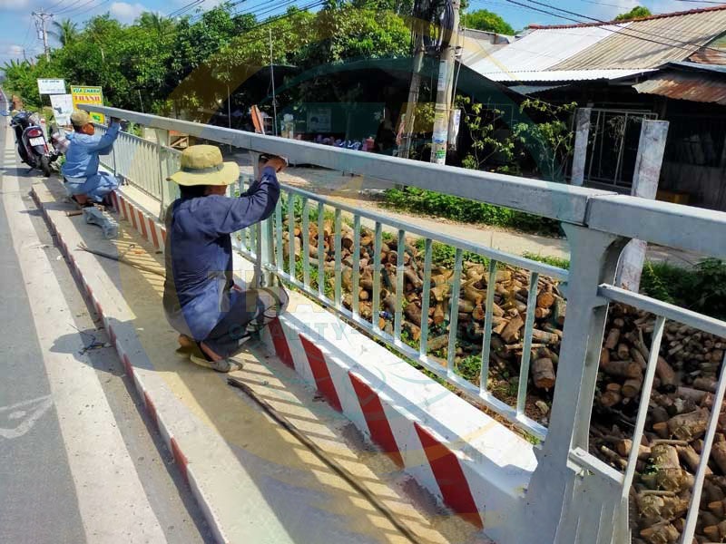 Đột lỗ thi công lan can