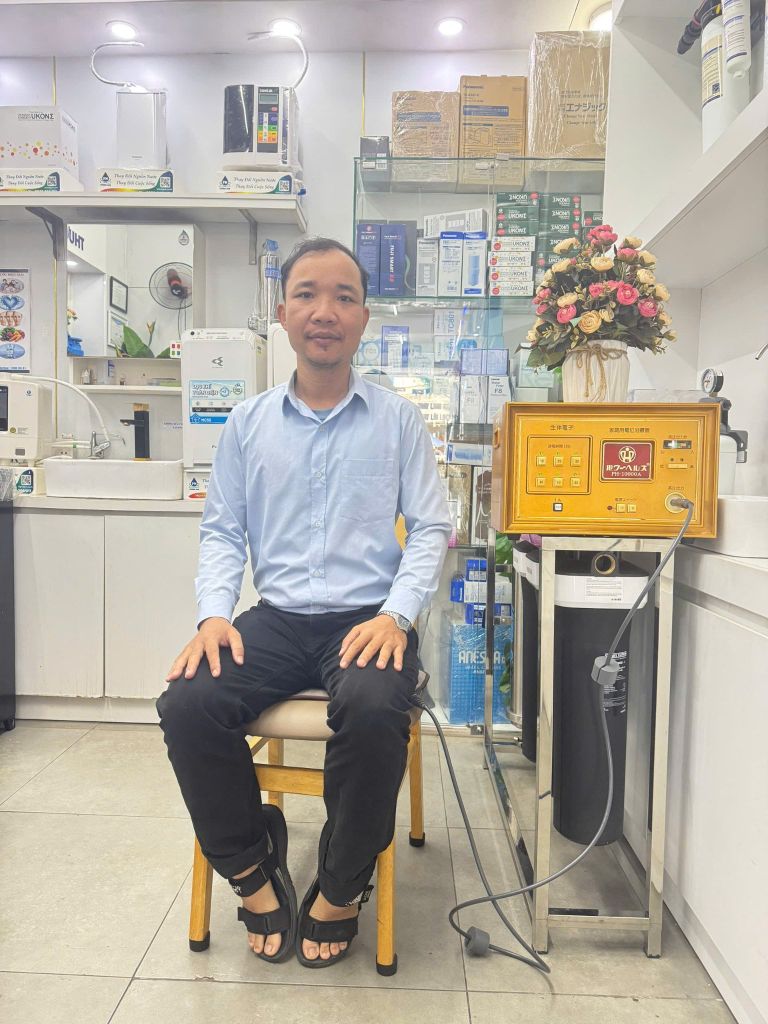 Khách hàng dùng thử máy xung điện trị liệu nhật bản 2